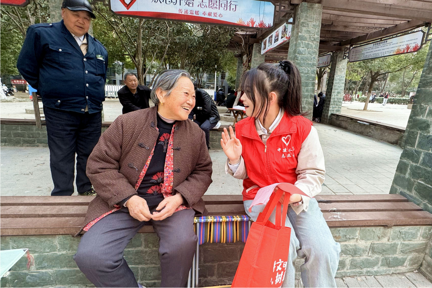 学雷锋送服务 反诈宣传护平安.png