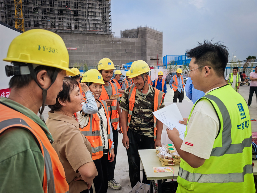 当建设者变身“游园玩家”，来一场工地嘉年华吧.jpg